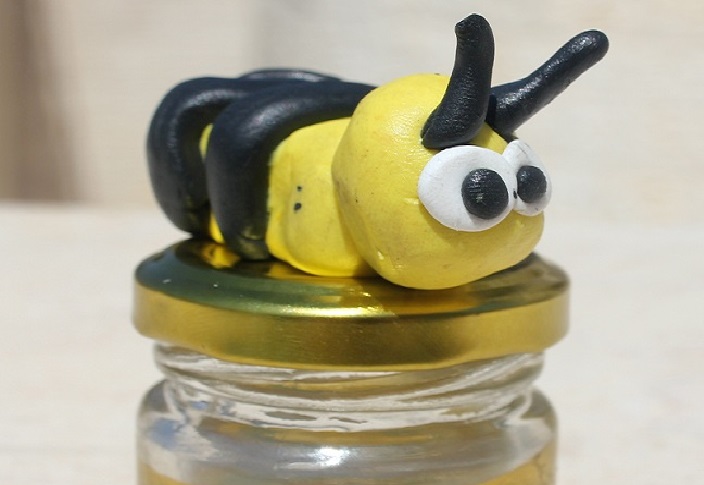 The Bee's Knees Honey Jar, a family activity for the Jewish holiday of Rosh HaShanah